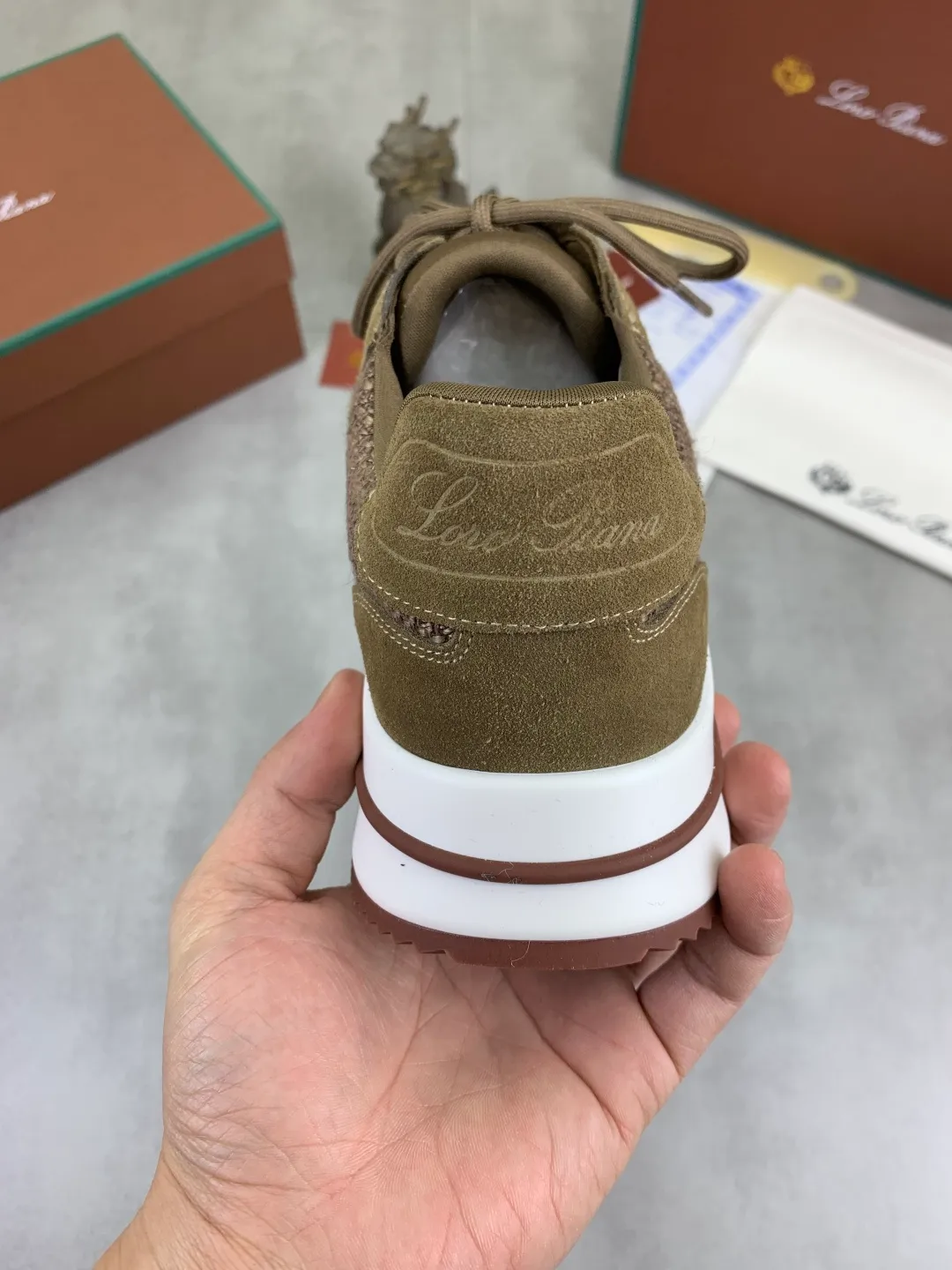 Men's men's shoes 💰P440 New model 💰 The latest casual shoes Loro Piana 💯 Top grade 💯 Buy the original copy 💯 Founded the existing Loro Piana company on April 24, 1924. It is now the sixth generation of family business, providing top quality products to customers who are discerning about taste and quality. Imported original fly woven fabric with cowhide fabric, plain calfskin lining. Hand-sewn thread with cowhide feet. Original packaging. High-end outsole. Size: 38-44 (customized for 45 and 46). 5️⃣ colors available.